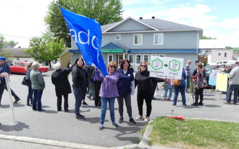 Manifestation contre la fermeture de la caisse Desjardins de Rivière-Bleue