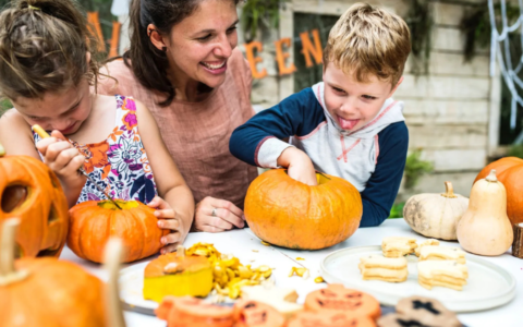 Grands-parents et petits-enfants: autocueillette et décoration de citrouilles