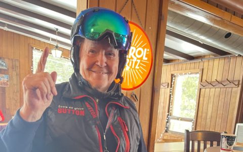 Transmettre sa passion du ski à 87 ans