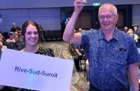 Cérémonie d'ouverture - Défilé des athlèthes : M. Albert Dessureault (à droite) et Jasmine Crête-Milot (coordonnatrice des loisirs et événements, à gauche)